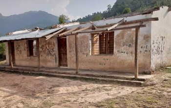 बैतडीमा हावाहुरीले विद्यालय भवनको छानो उडायो 